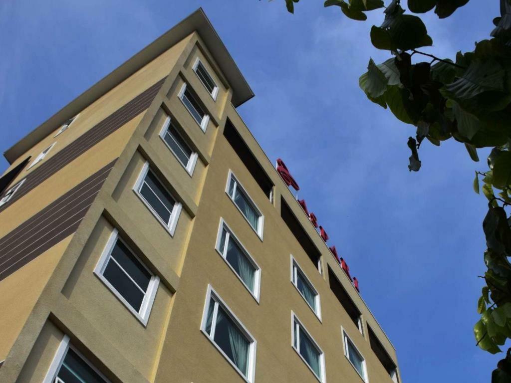 Caspari Hotel Tampin Exterior foto